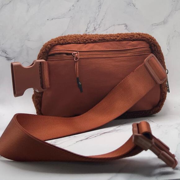 New Everyday Dark Brown Sherpa Fuzzy Standard Size Fanny Pack - Picture 2 of 8